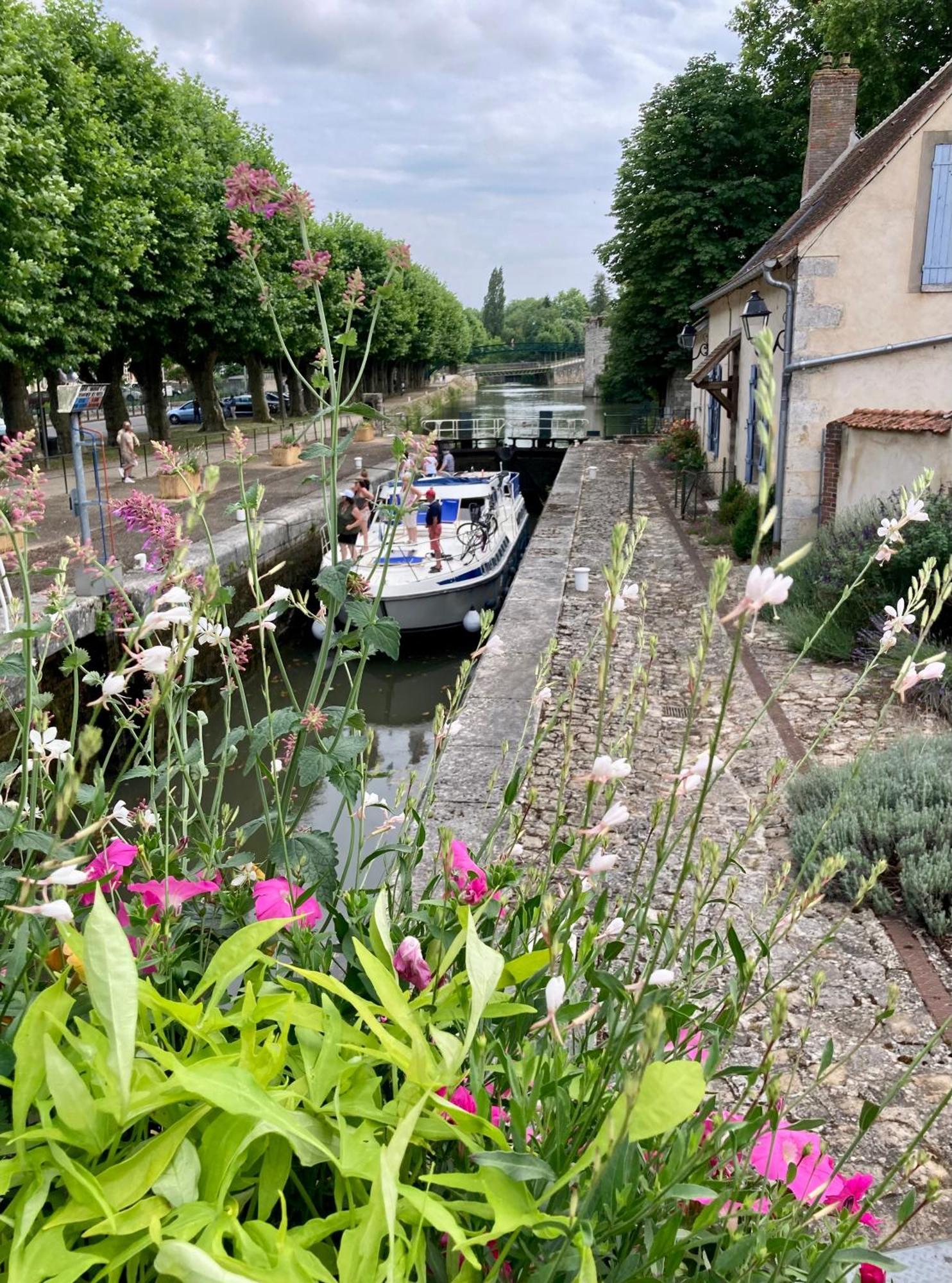 La Maison Virginie Appartements Climatises De 1 A 5 Pers Cosy Hyper Centre Cour Parking Linge Fibre Proximite Port Lac Canal Piscine Монтаржи Экстерьер фото