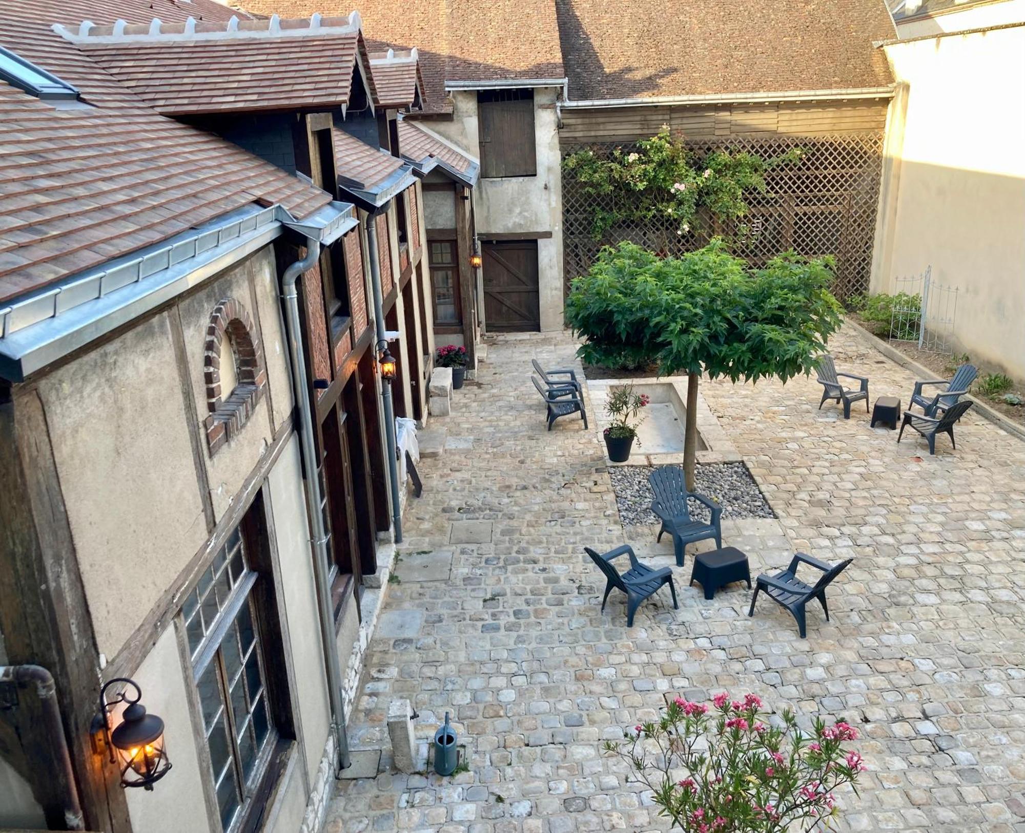 La Maison Virginie Appartements Climatises De 1 A 5 Pers Cosy Hyper Centre Cour Parking Linge Fibre Proximite Port Lac Canal Piscine Монтаржи Экстерьер фото