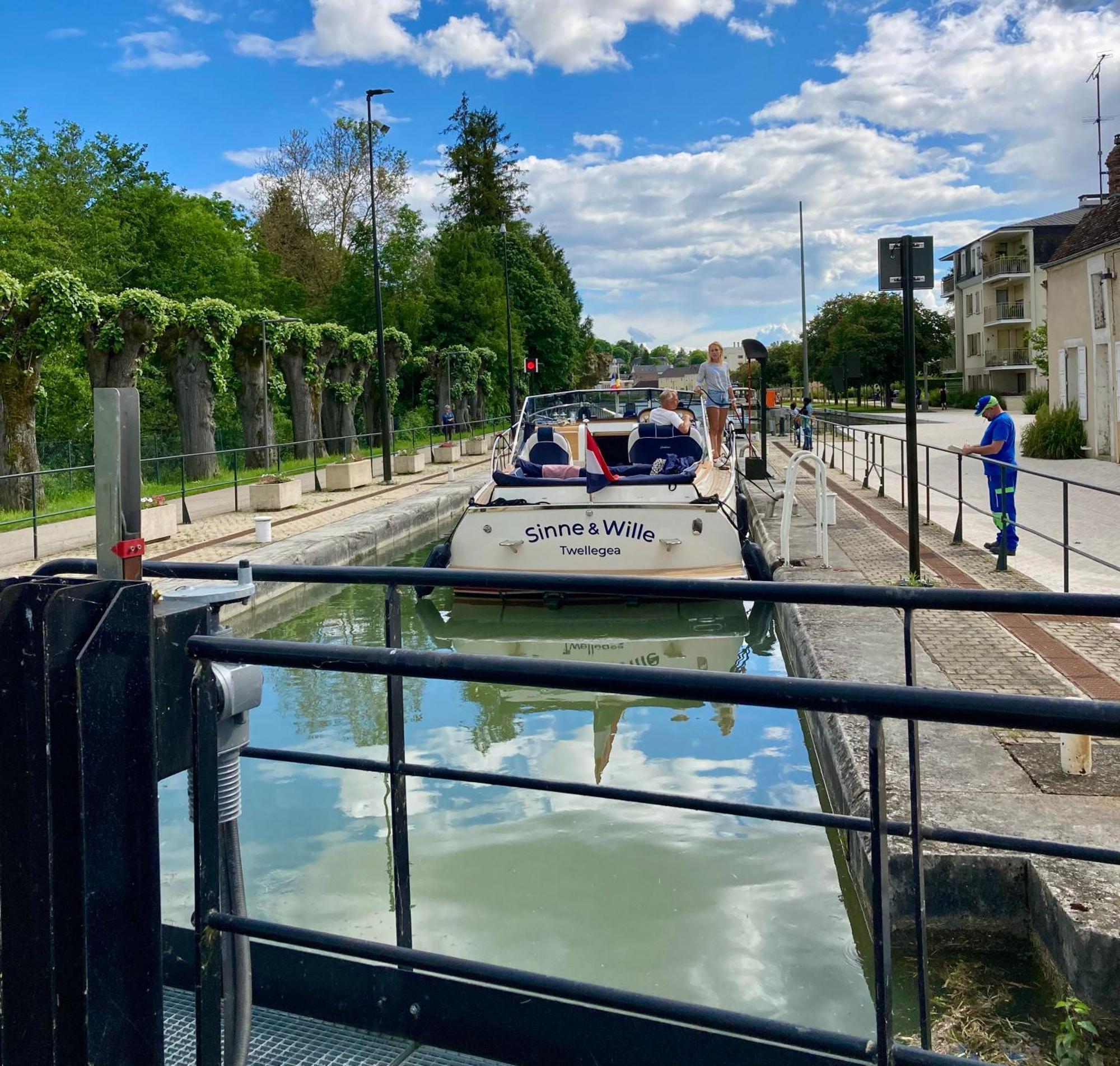 La Maison Virginie Appartements Climatises De 1 A 5 Pers Cosy Hyper Centre Cour Parking Linge Fibre Proximite Port Lac Canal Piscine Монтаржи Экстерьер фото